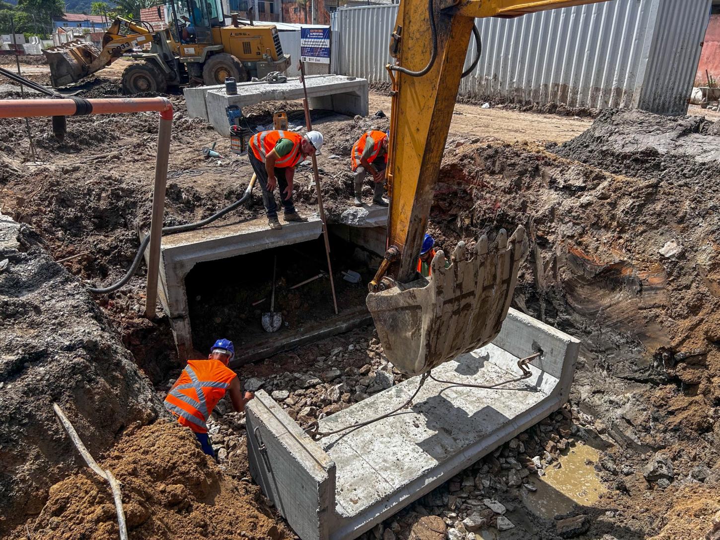 Obra da Avenida Prefeito Meirinho avança com implantação da galeria pluvial