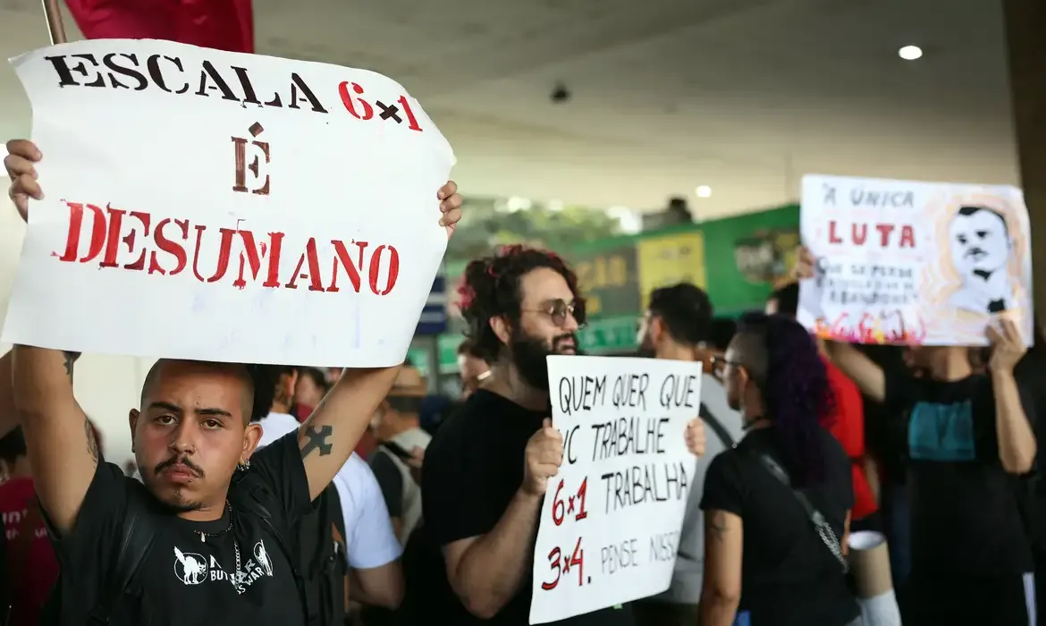 Oito em cada 10 brasileiros de até 40 anos defendem fim da escala 6x1