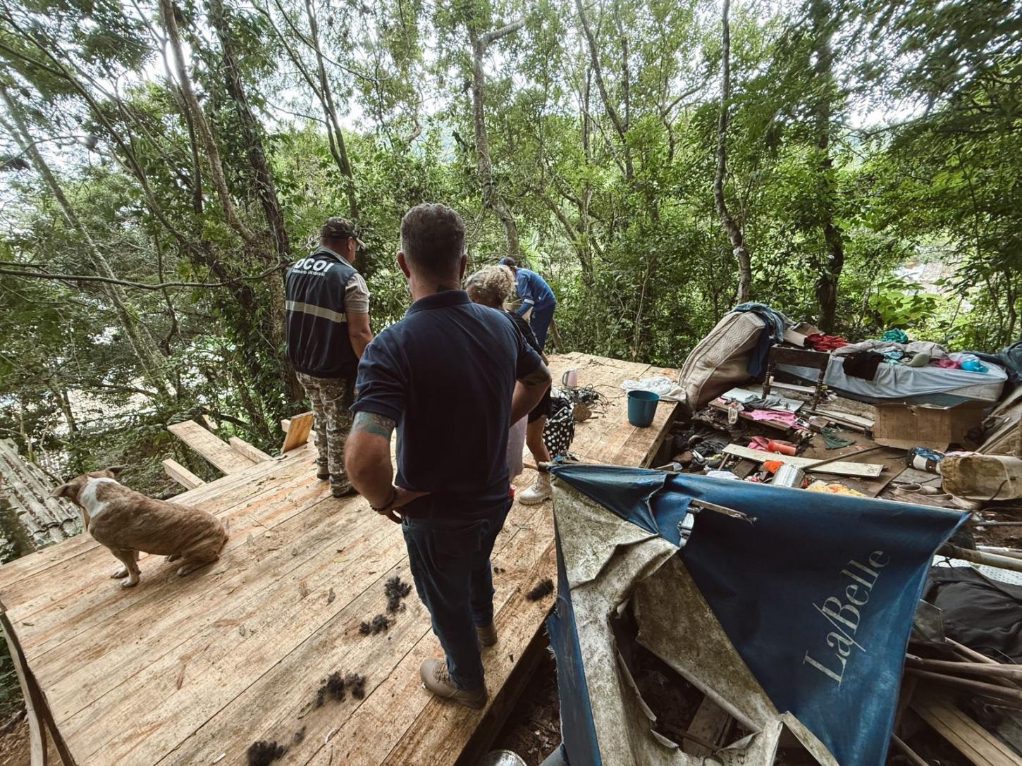Operação remove construção irregular em área de preservação no Bairro da Barra