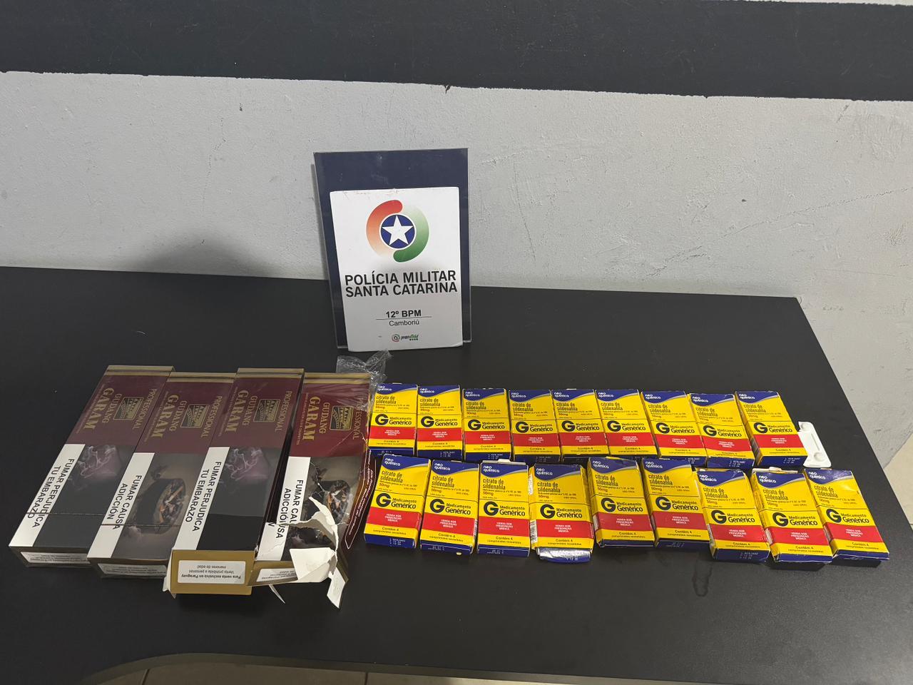 Polícia Militar apreende cigarros contrabandeados e medicamentos irregulares em Camboriú