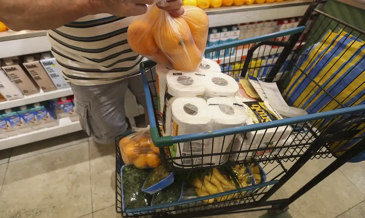 Prévia da inflação de março fica em 0,44%, pressionada por alimentos