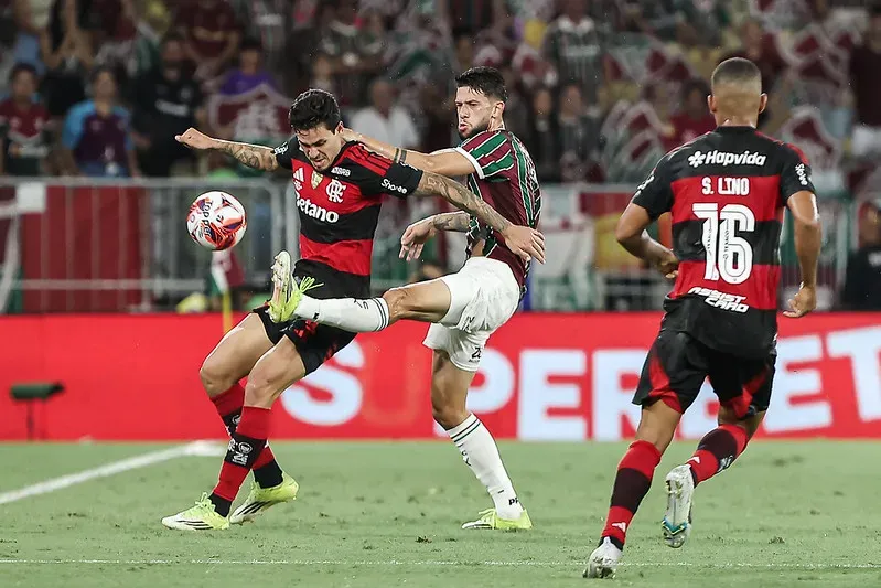 Rossi brilha nos pênaltis, Flamengo supera o Fluminense e garante o tricampeonato estadual no Maracanã