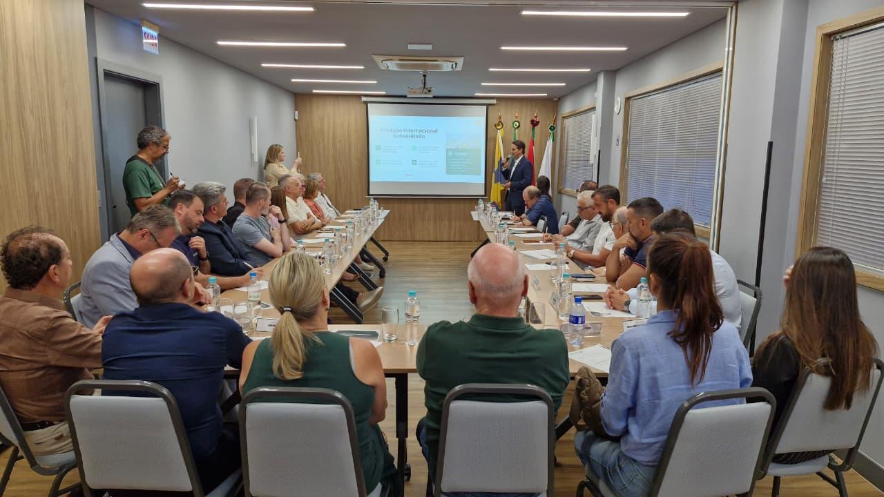 Secretário Paulo Bornhausen apresenta na ACII estratégia de internacionalização de Santa Catarina