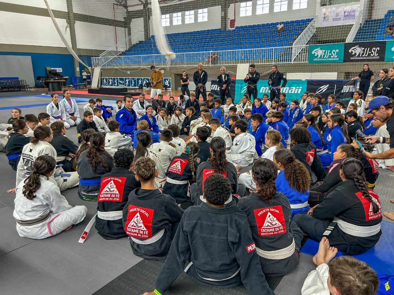 Seminário com Rayron Gracie reúne crianças, jovens e atletas no G3 em Balneário Camboriú