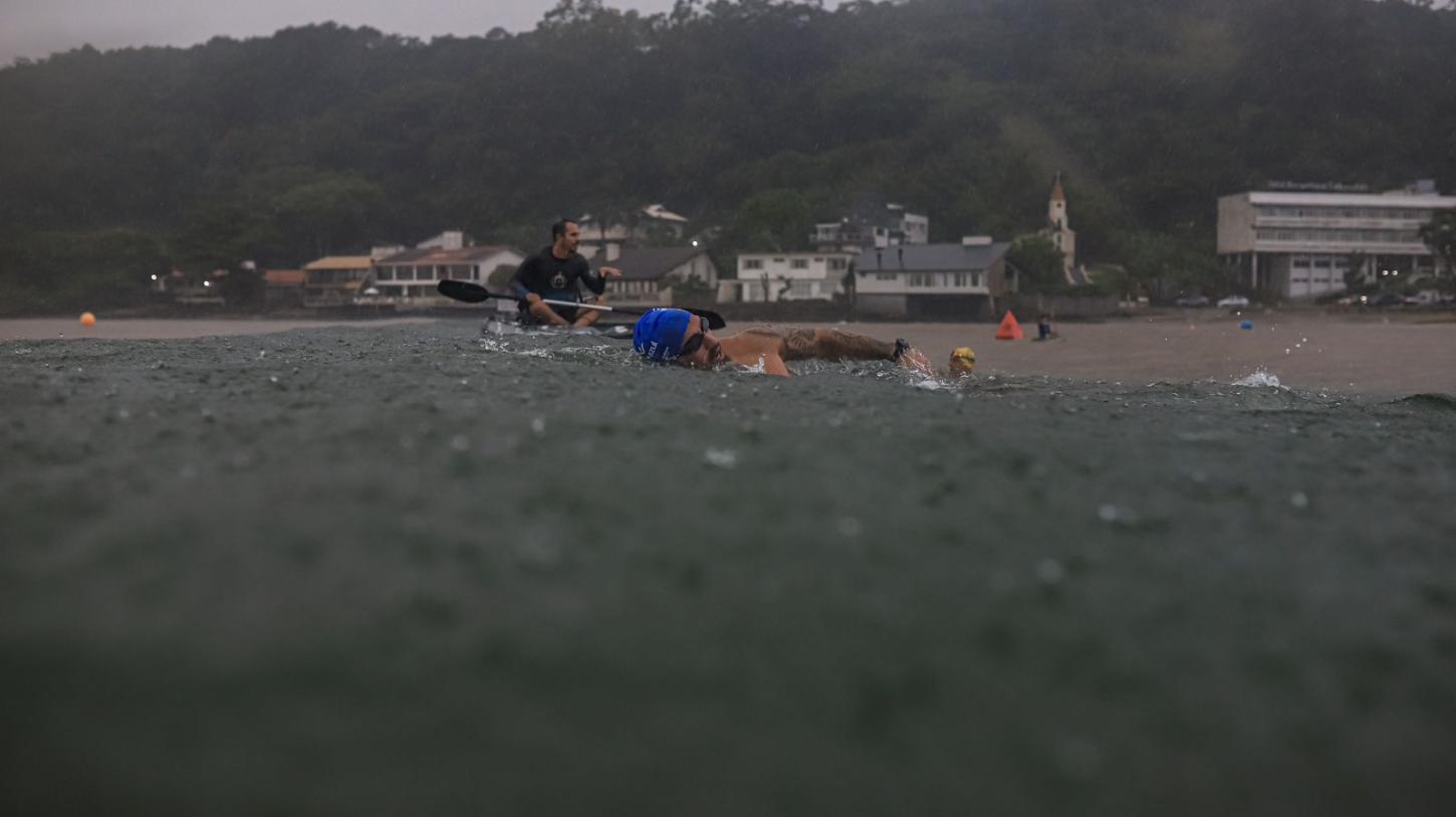 Travessia em mar aberto reúne mais de 100 nadadores e transforma manhã chuvosa em cenário de superação em Cabeçudas