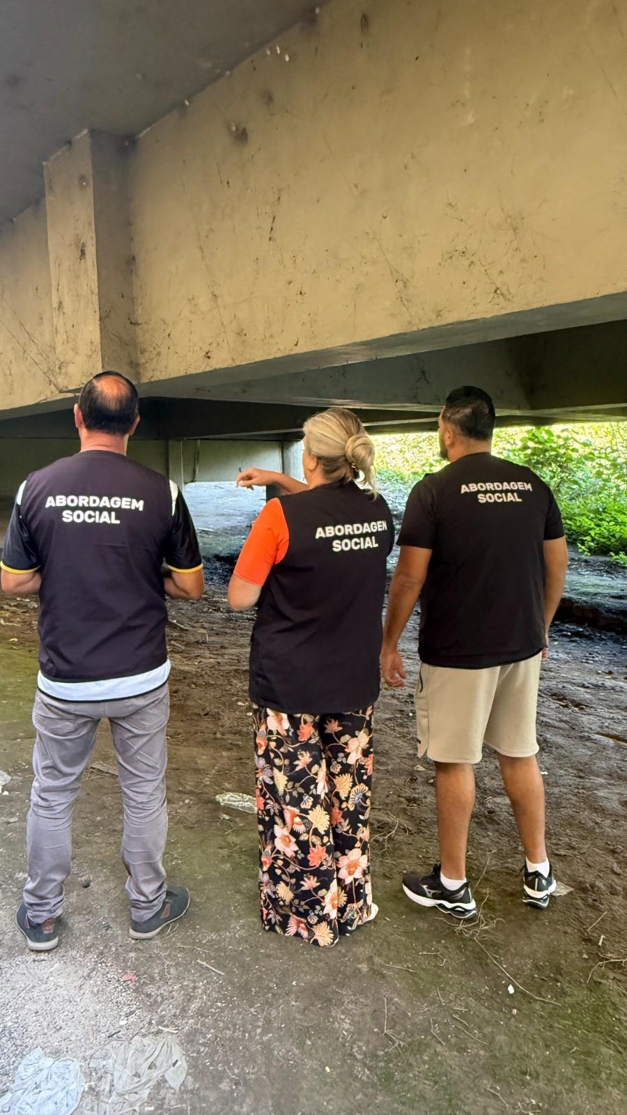 Abordagem Social realiza atendimentos na Ponte da Marginal Leste, na Meia Praia