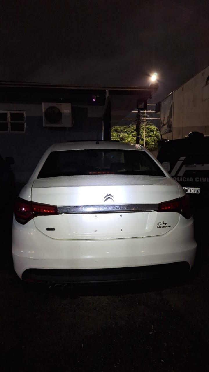 Ação policial resulta na prisão de três homens e recuperação de veículo roubado após acompanhamento no bairro Cidade Nova 