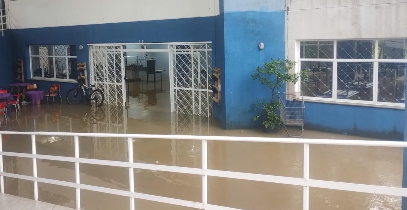 Aulas são suspensas em toda a rede municipal de Balneário Camboriú devido às chuvas