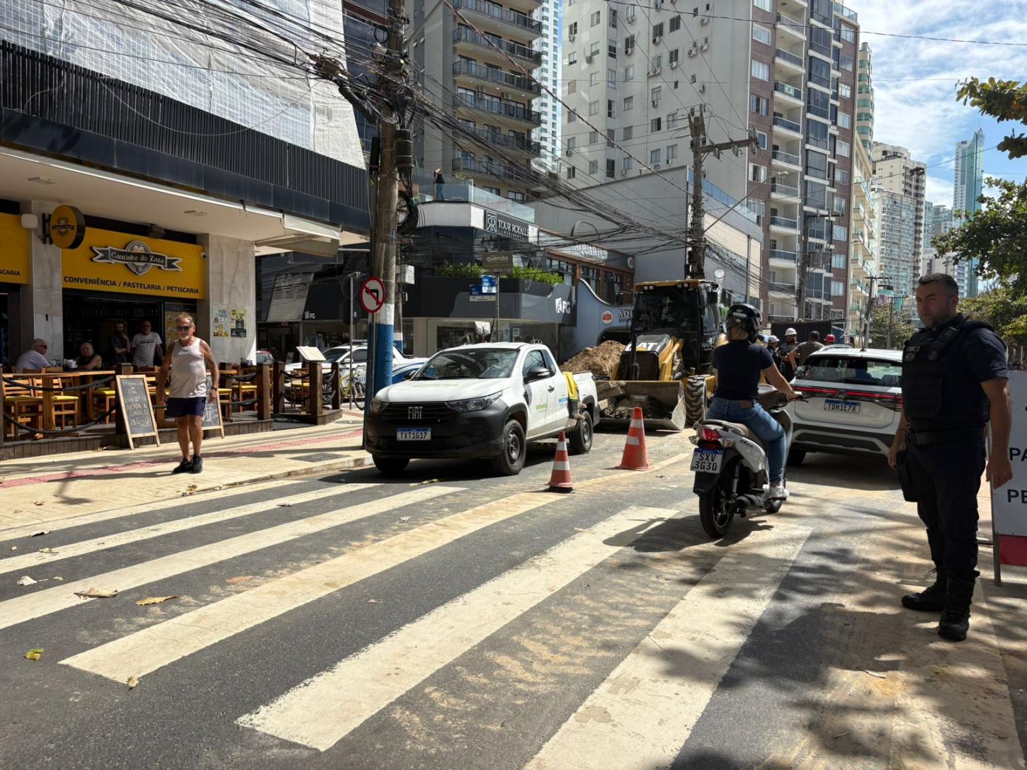 Avenida Atlântica segue em meia pista nesta sexta-feira devido à obra da Macrodrenagem