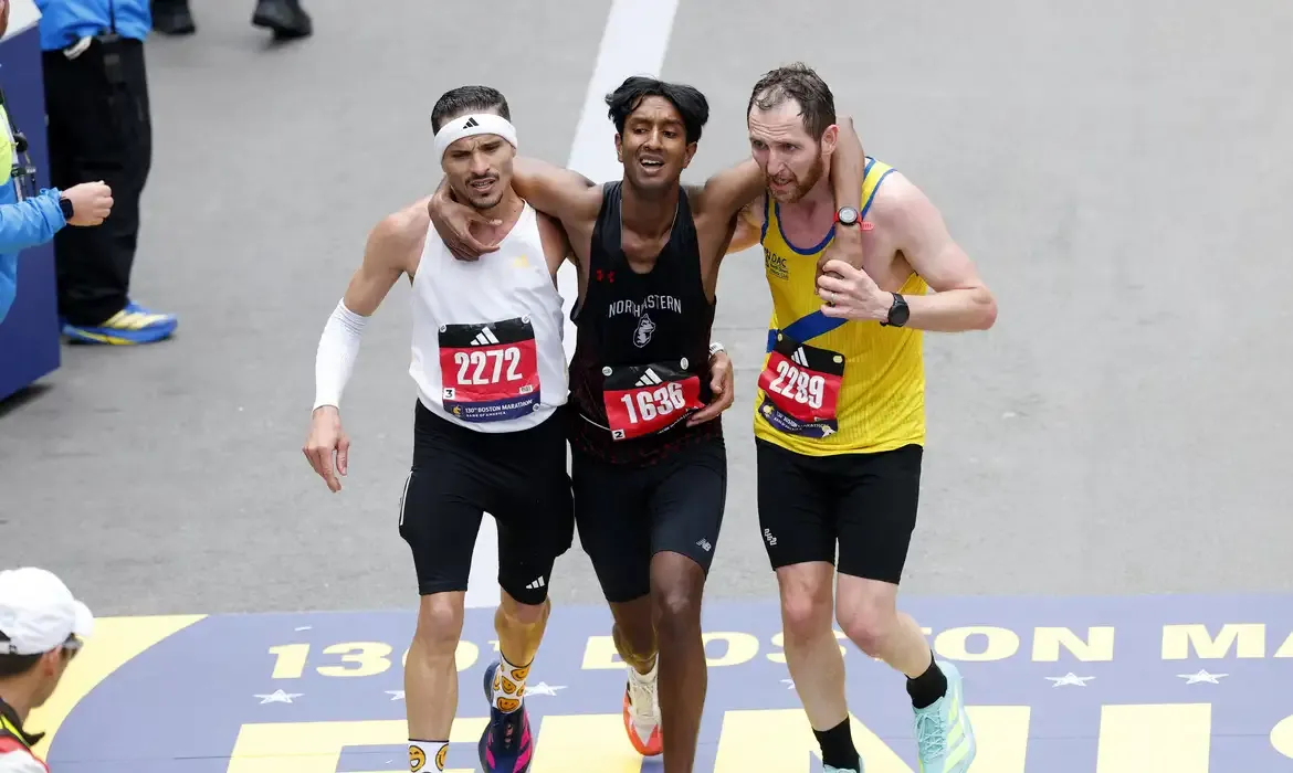 Brasileiro vira manchete por ato de empatia na Maratona de Boston
