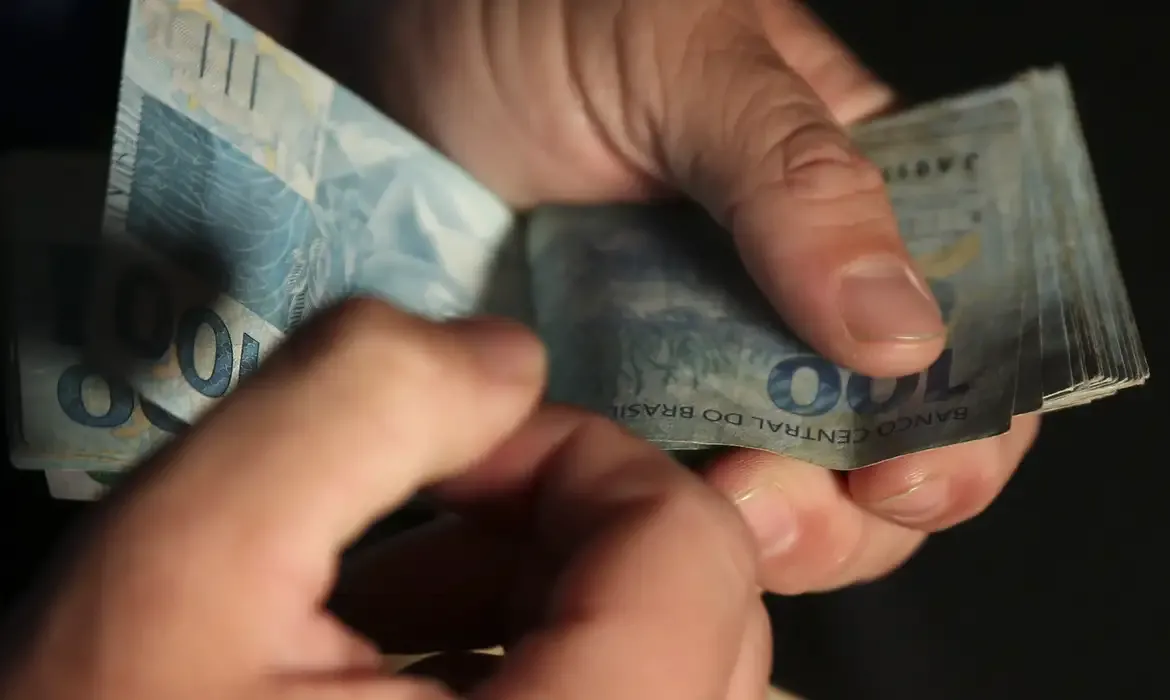 Caixa e Banco do Brasil liberam abono salarial para nascidos em março e abril