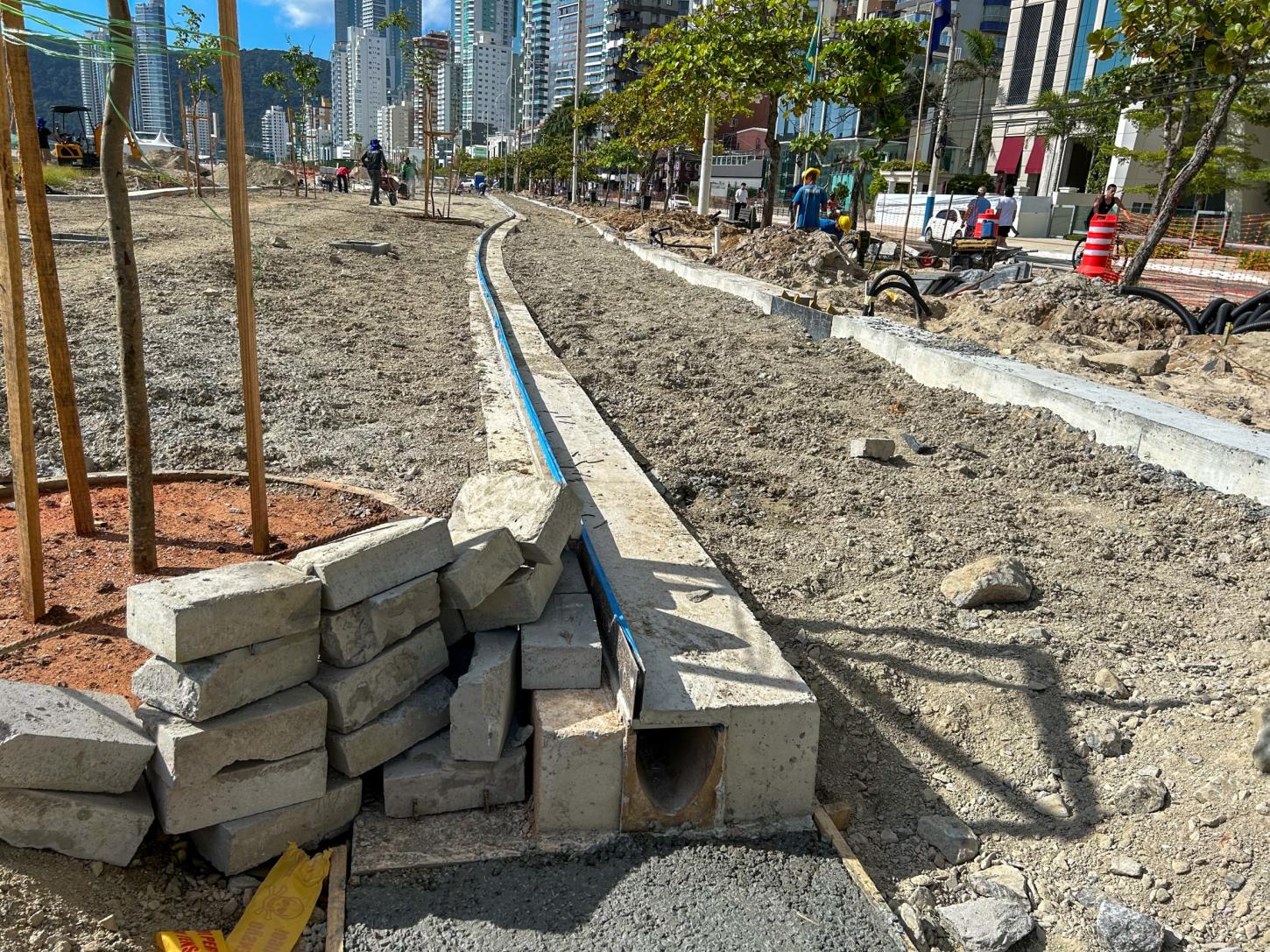 Calhas ocultas integram o sistema de drenagem da nova orla de Balneário Camboriú