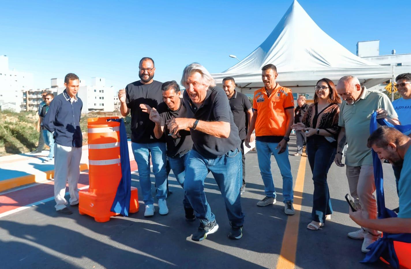 Camboriú entrega pavimentação da Rua Damasco e reforça Defesa Civil com novo equipamento