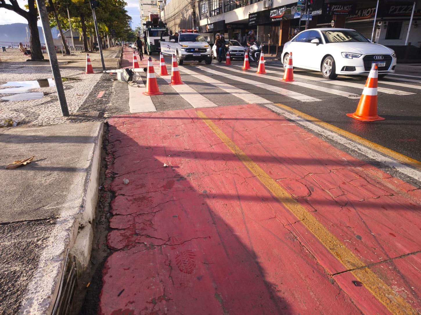 Caminhão derruba poste de monitoramento na Avenida Atlântica