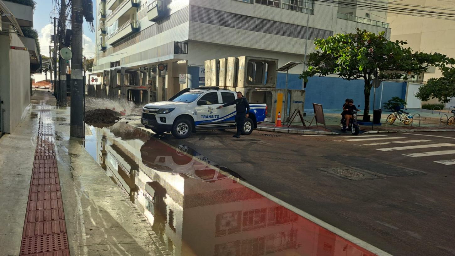 Caminhão invade área interditada e rompe tubulação de água na Rua 1001