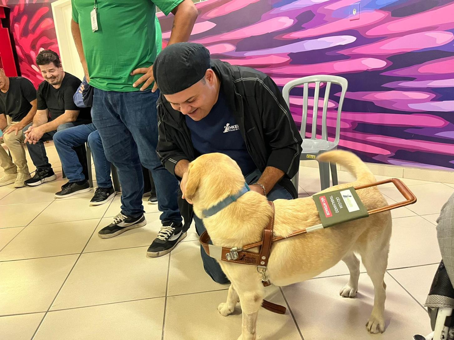 Cão-guia é entregue para deficiente visual em ato simbólico em Balneário Camboriú