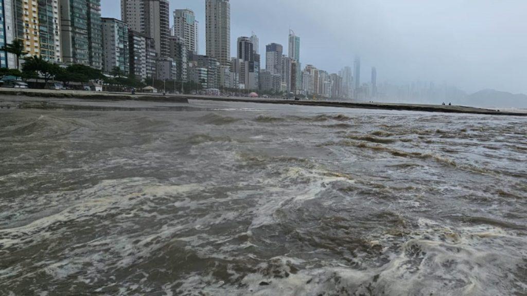 Choveu mais de 82mm nas últimas 12 horas em Balneário Camboriú