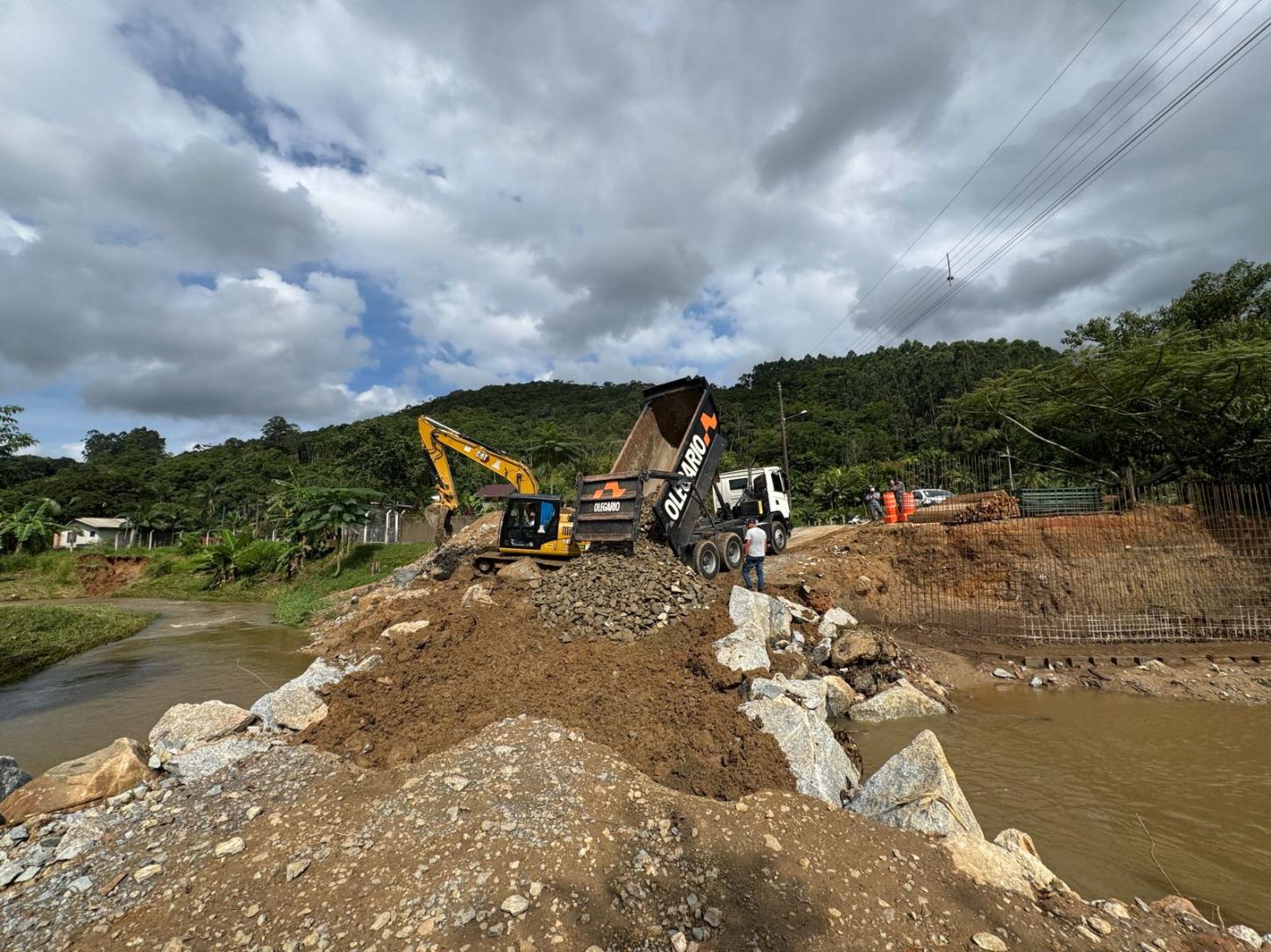 Chuvas intensas danificam acesso provisório na Cobra Fria e Prefeitura de Camboriú atua para restabelecer passagem