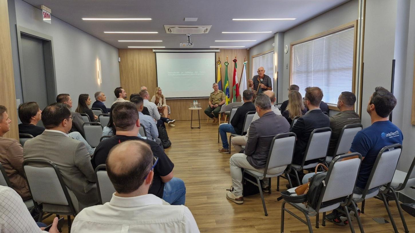 CONDEFESA e Exército apresentam caminhos de negócios em plenária da ACII