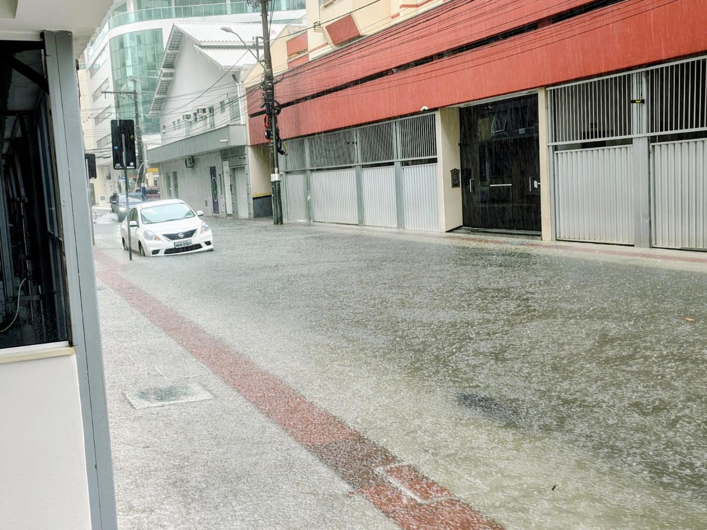 Confira ruas com pontos de alagamento em Balneário Camboriú nesta segunda-feira