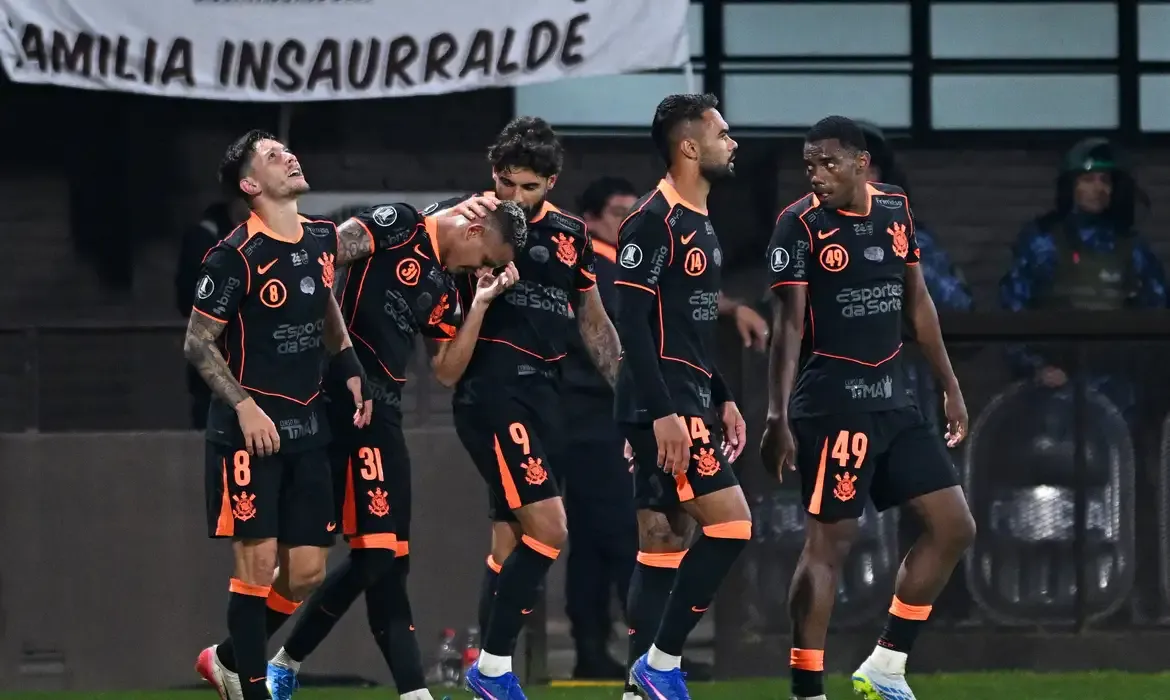 Corinthians derrota Platense na Libertadores na estreia de Diniz - Confia os resultados de outras competições