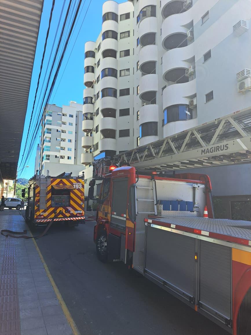 Corpo de Bombeiros combate incêndio em apartamento em Itapema e veículo totalmente destruído pelo fogo em Camboriú
