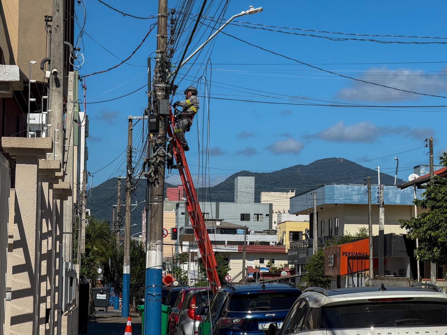 Cosip retira 800 quilos de fios em desuso das ruas Agrolândia e Dom Felipe