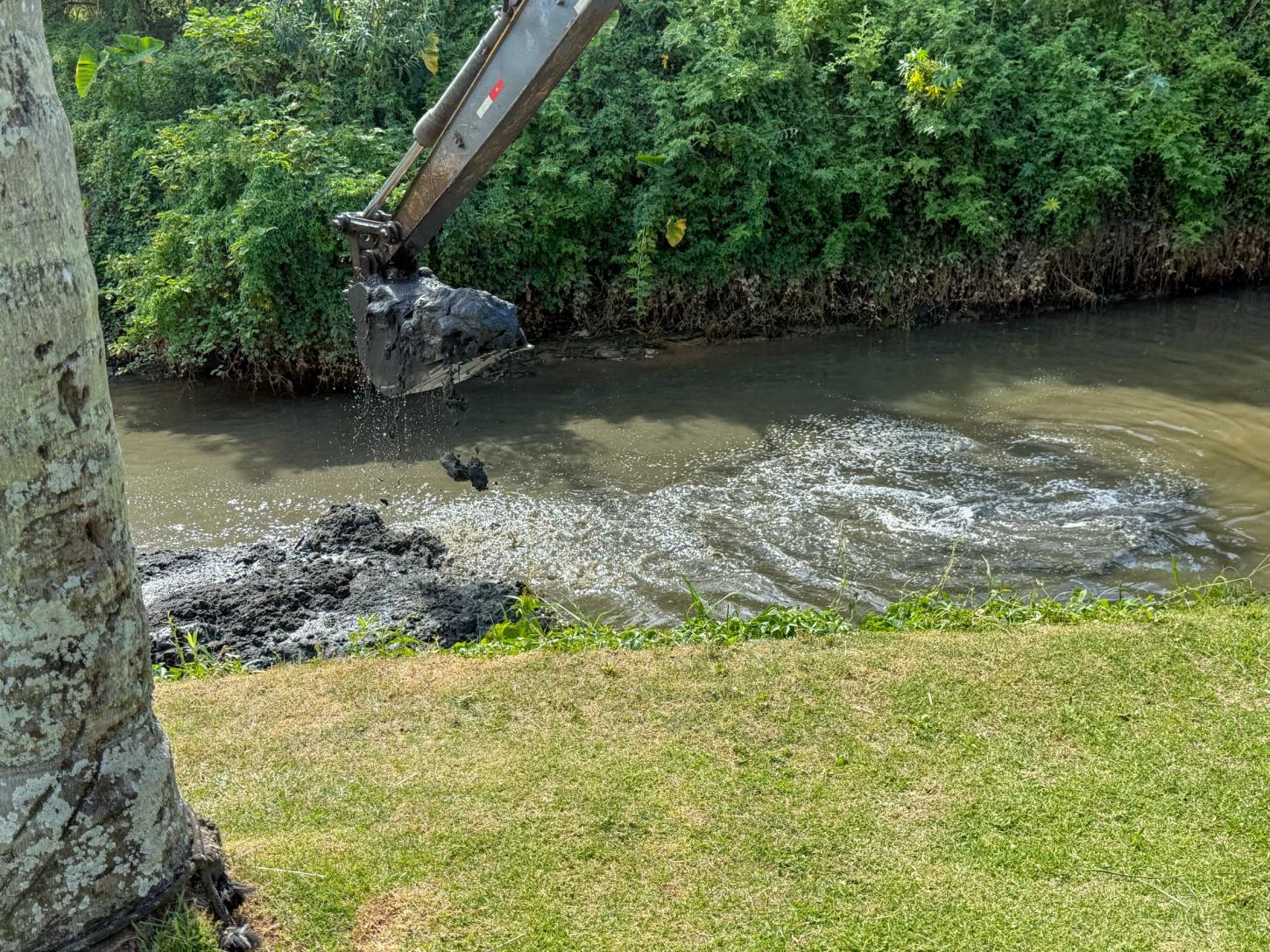 Desassoreamento do Rio Peroba retira 25 caminhões de resíduos