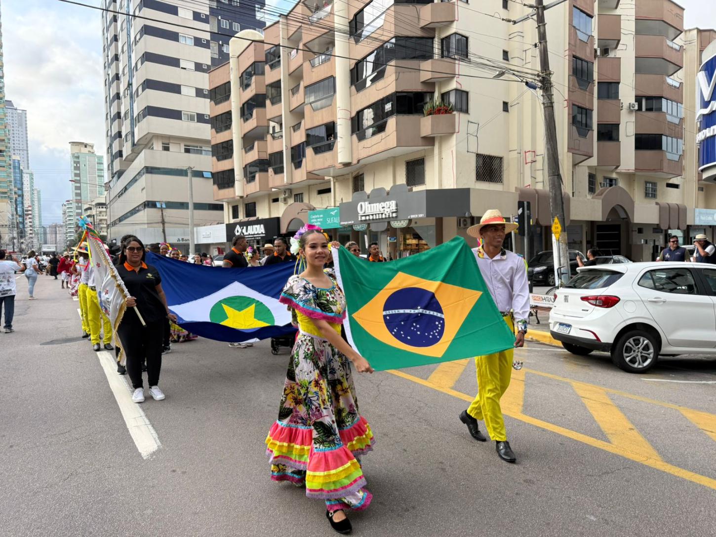 Desfile do Encontro Internacional de Etnias leva cores e tradições à Meia Praia