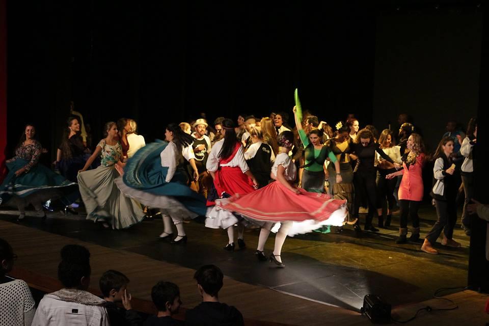 Dia da Dança será comemorado com evento no Teatro Bruno Nitz a partir desta terça-feira