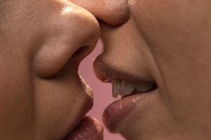 Dia do Beijo - Beijar pode? No meio liberal, quase metade dos casais considera o beijo uma forma de traição