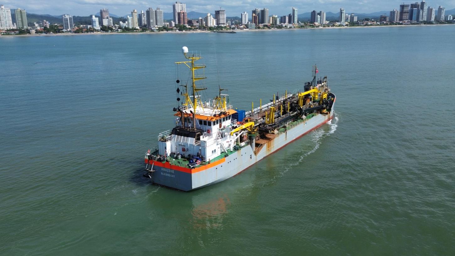 Draga Amazone se despede de Balneário Piçarras após conclusão da megaobra e celebra com “rainbow”