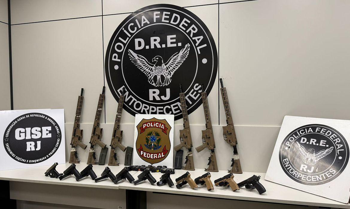Em duas ações na Via Dutra, Polícia Federal apreende 10 fuzis e 12 pistolas