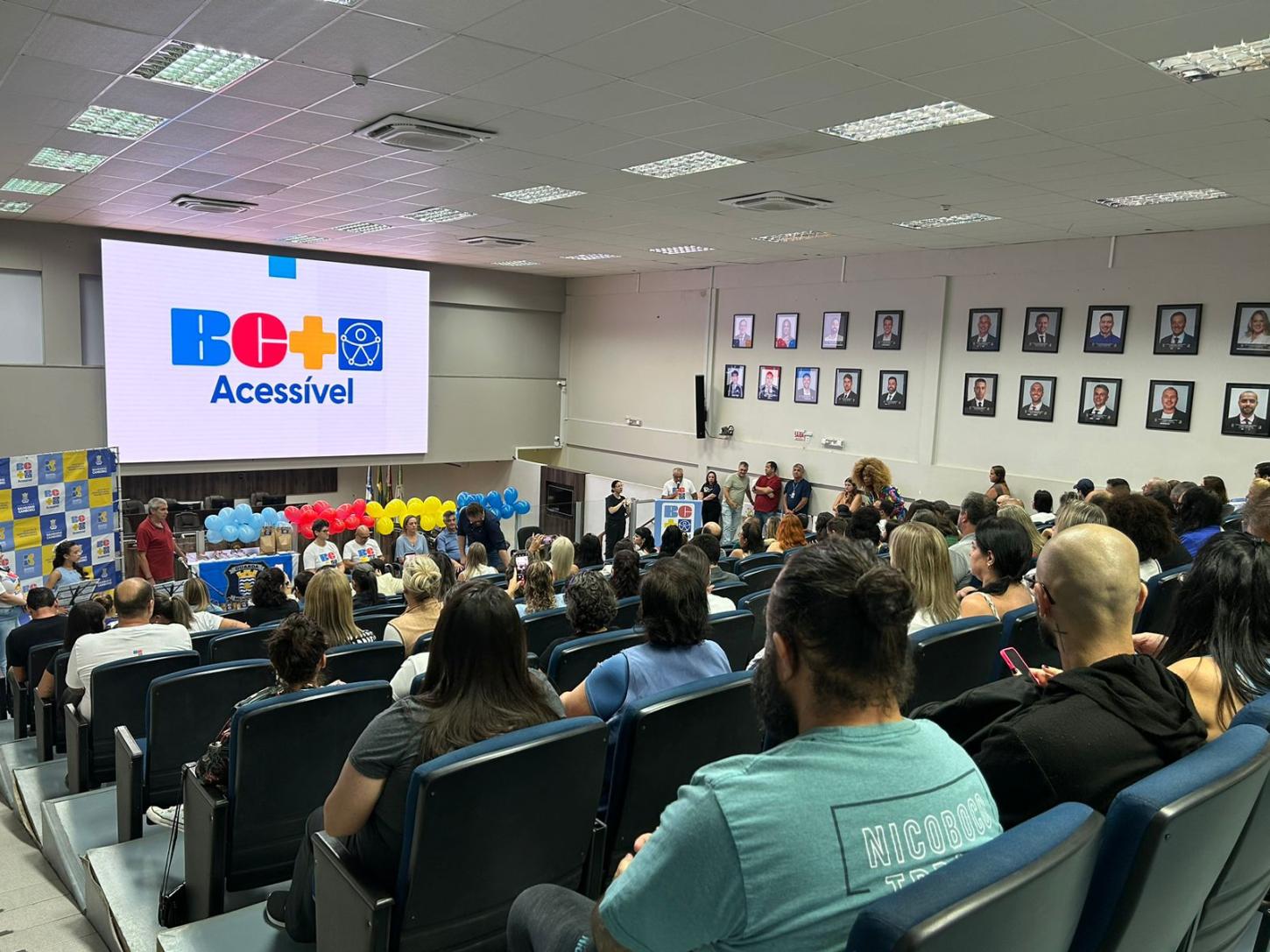 Entrega de carteiras e palestras marcaram 2º Encontro Municipal de Pais e Mães de Autistas em Balneário CamboriúC