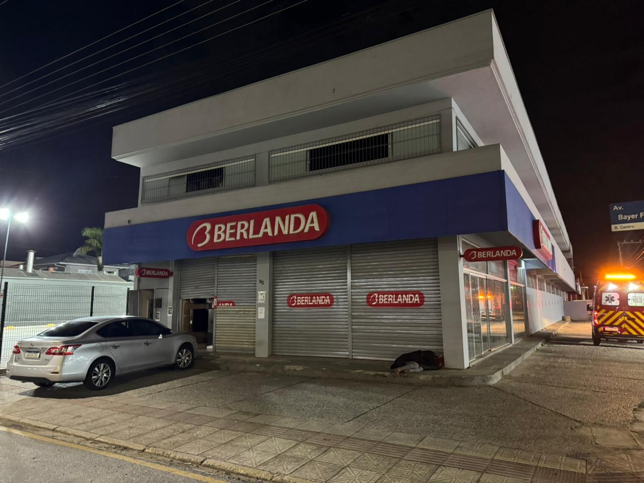 Fogo atinge loja de móveis e destrói parte um dos pavimentos