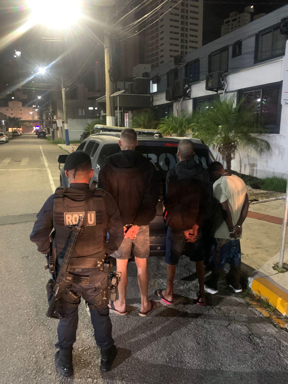 Guarda Municipal de Balneário Camboriú conduz três suspeitos por tráfico durante operação Bairro +Seguro