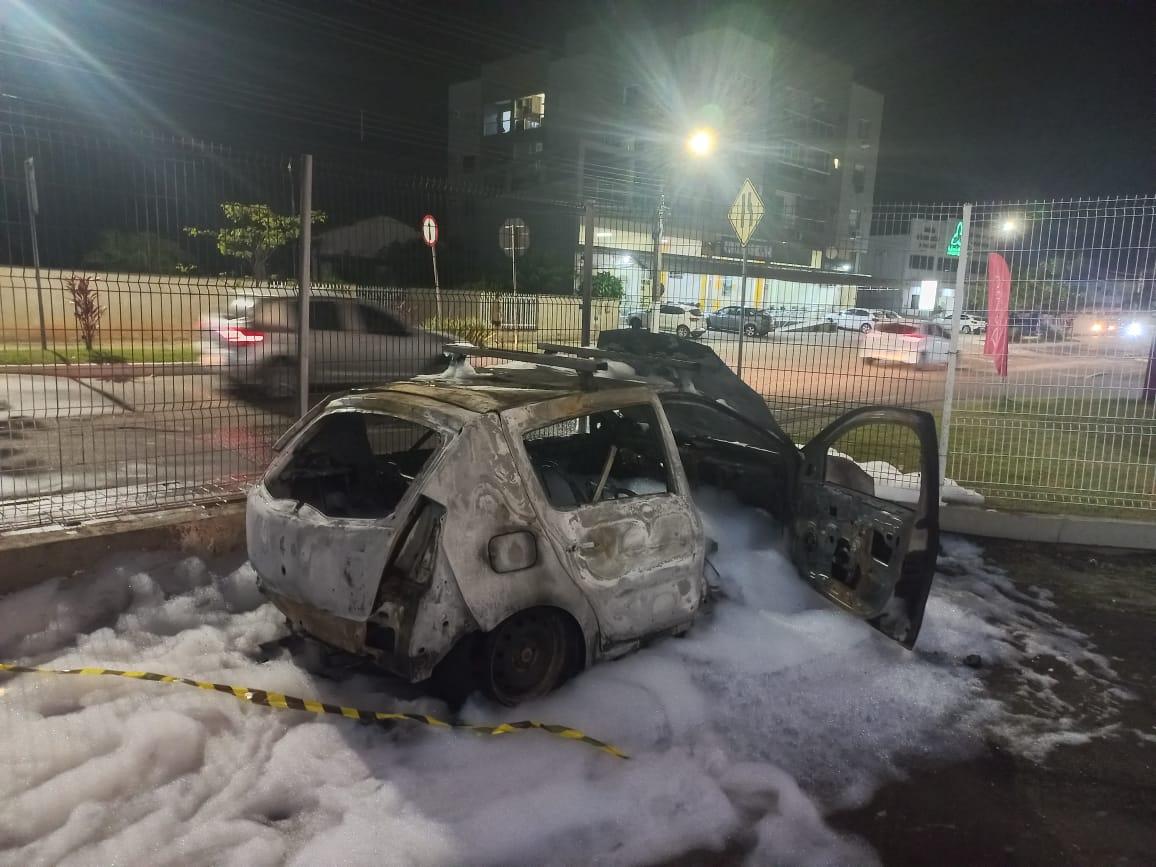 Homem é preso após atear fogo em seu próprio veículo durante abordagem policial 