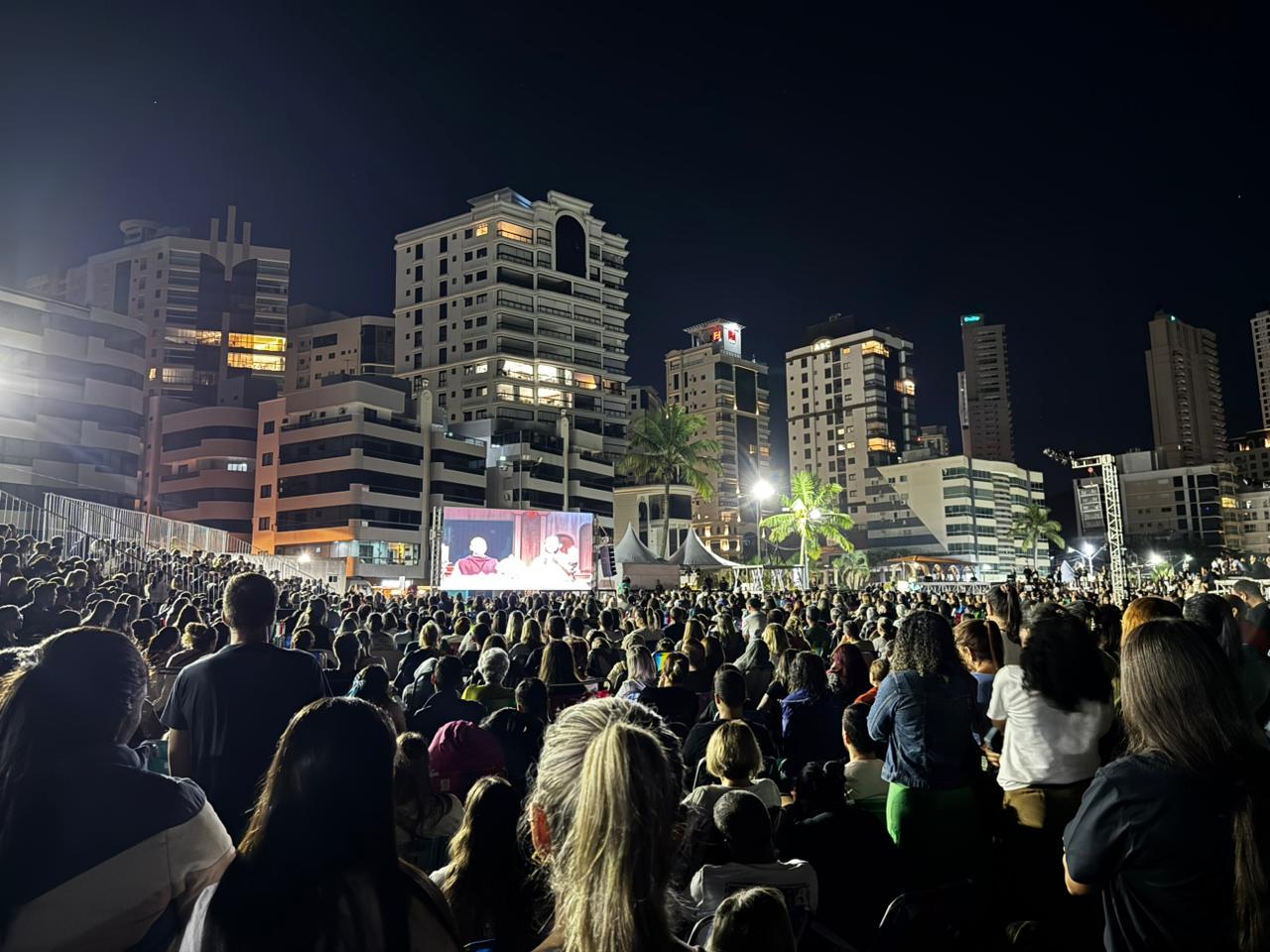 Multidão acompanha live de Frei Gilson na orla de Itapema