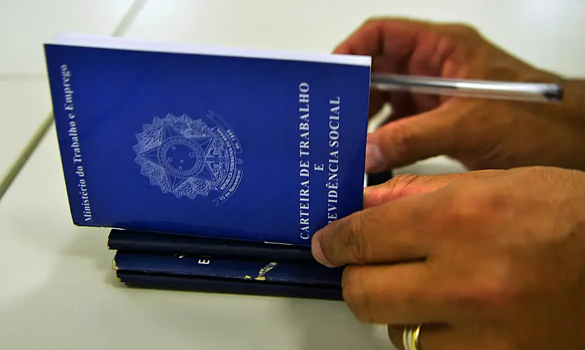Pesquisa revela que brasileiro prefere emprego com carteira assinada