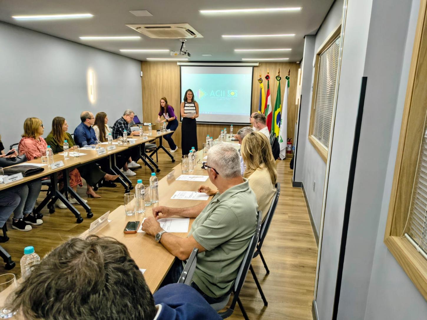 Plenária na ACII aponta caminhos para empresários acessarem o mercado de defesa
