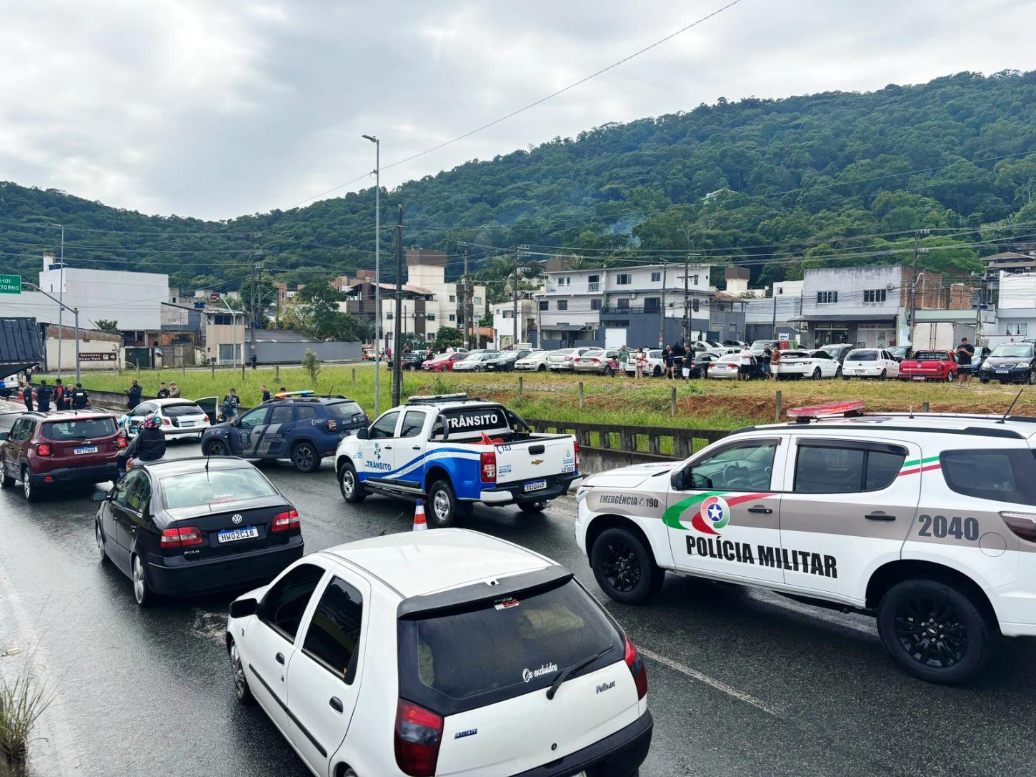 Polícia Militar intensifica fiscalização em operação integrada em Balneário Camboriú com autuações e remoções de veículos