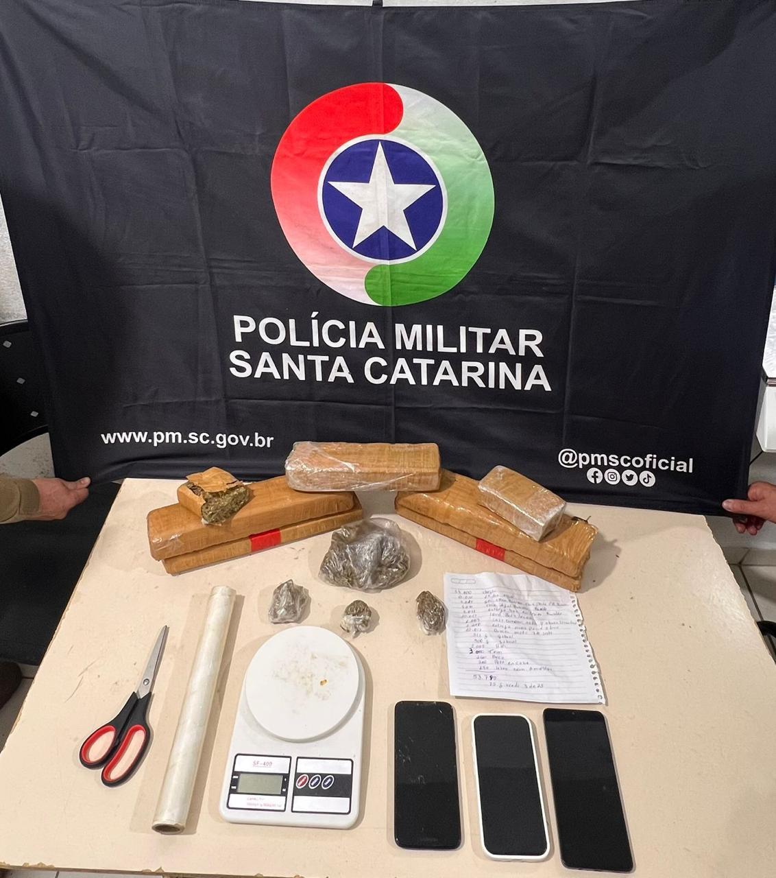 Polícia Militar prende dois homens por tráfico de drogas e associação criminosa