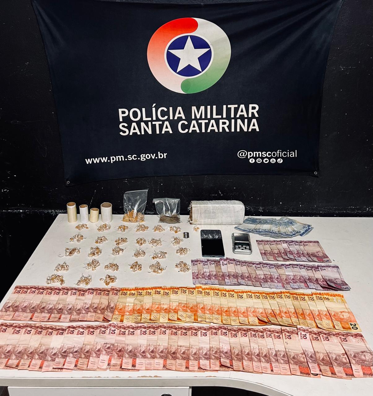 Polícia Militar prende dois suspeitos de praticar tráfico de drogas em Itajaí