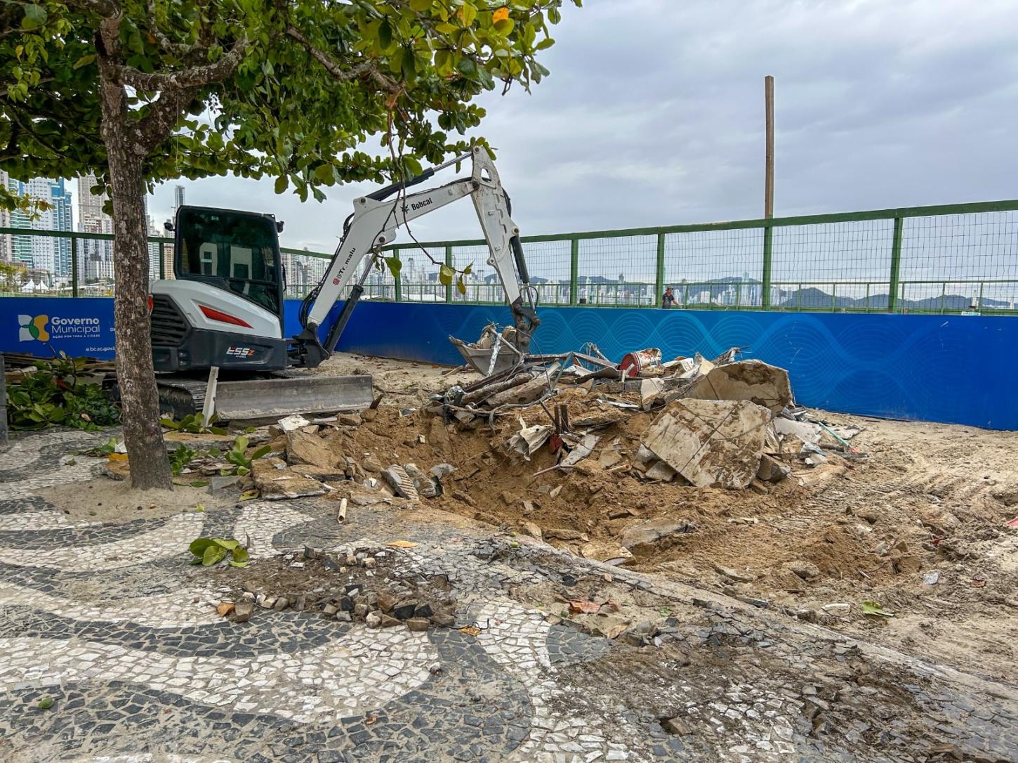 Pontos de milho e churros são demolidos para avanço em trecho da reurbanização
