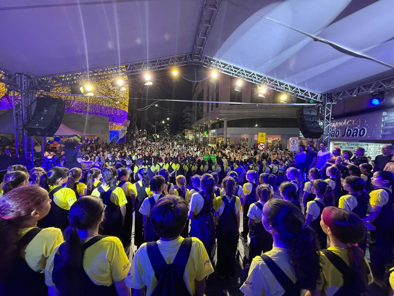 Praça da Paz lotada marca noite de celebração dos 64 anos de Itapema