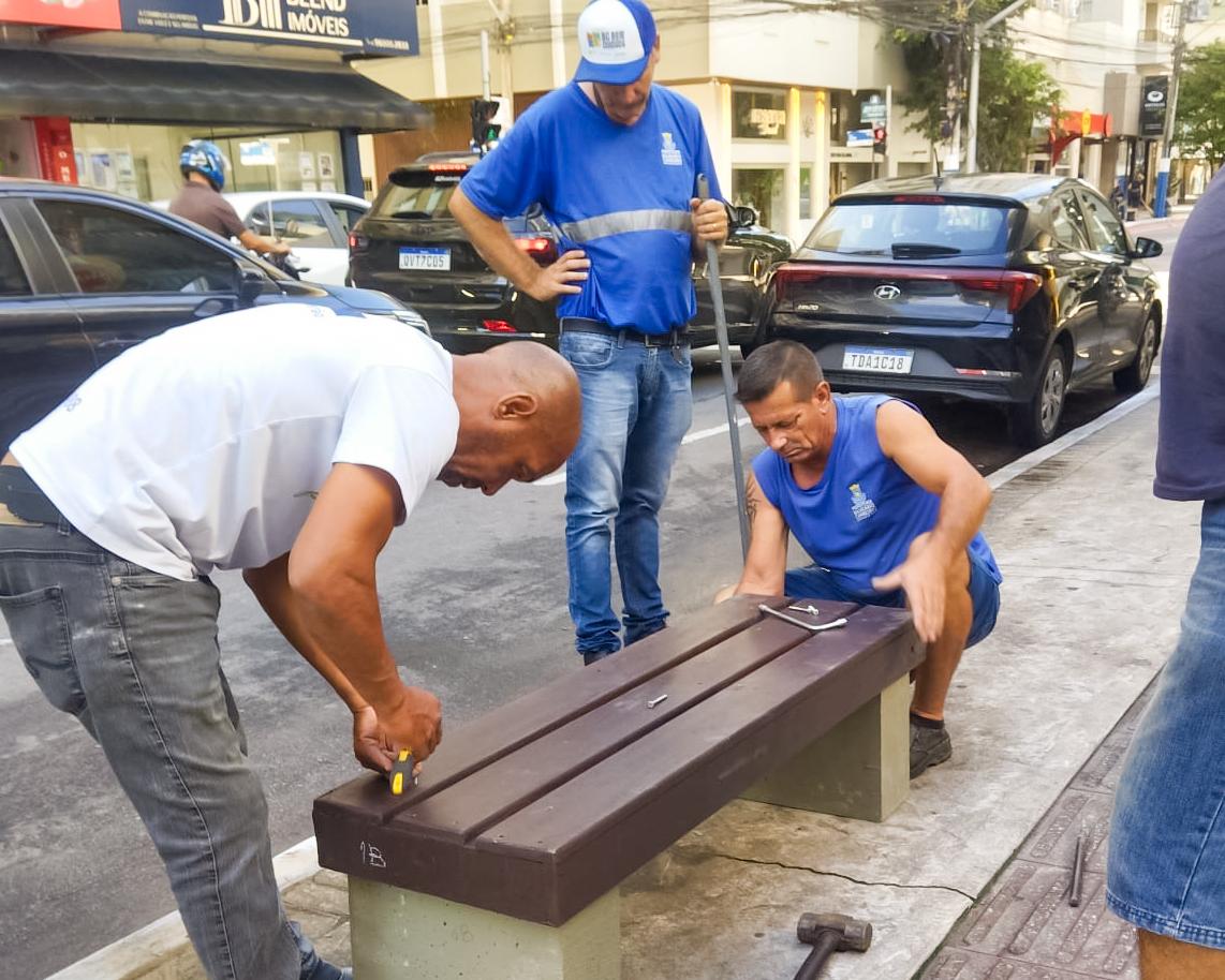 Prefeitura de Balneário Camboriú realiza manutenção e substituição de bancos públicos na Avenida Brasil