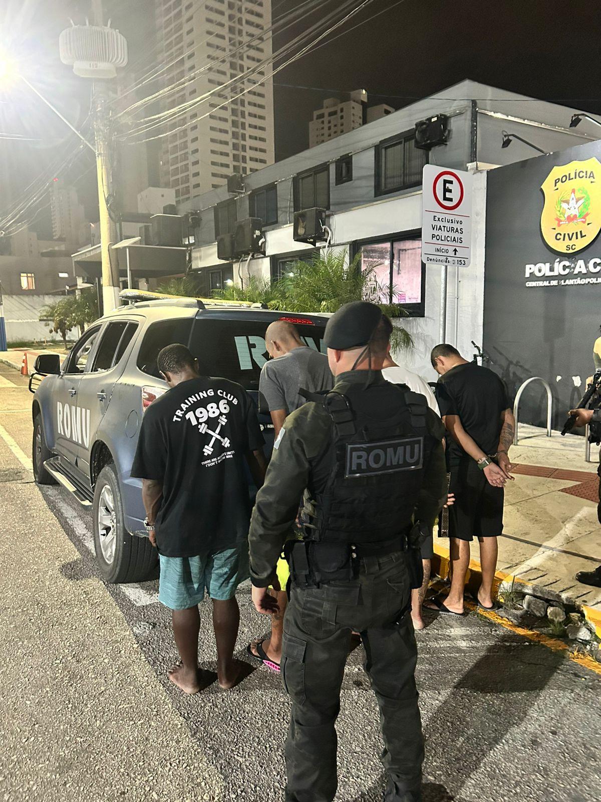 Quatro pessoas são conduzidas por tráfico de drogas durante operação Bairro + Seguro