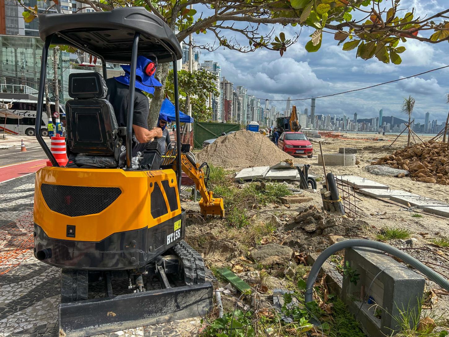 Reurbanização da Praia Central de Balneário Camboriú avança com quatro frentes simultâneas de trabalho