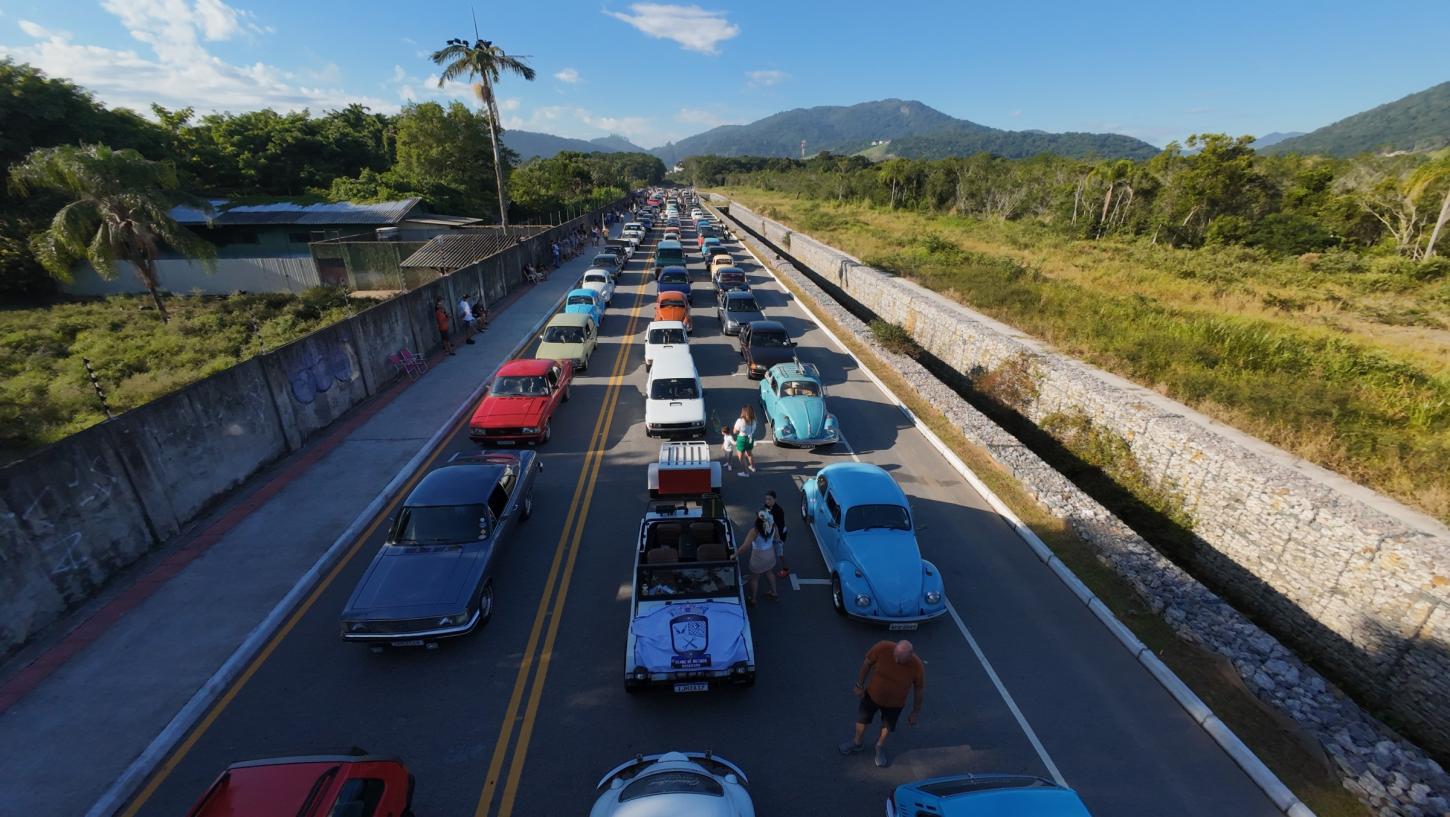 “Rota do Antigomobilismo” reúne cerca de 500 carros e movimenta Balneário Camboriú
