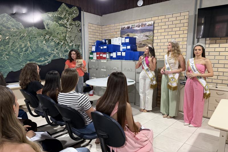 Secretaria de Agricultura de Itajaí realiza primeiro encontro com as candidatas à realeza da Festa Nacional do Colono